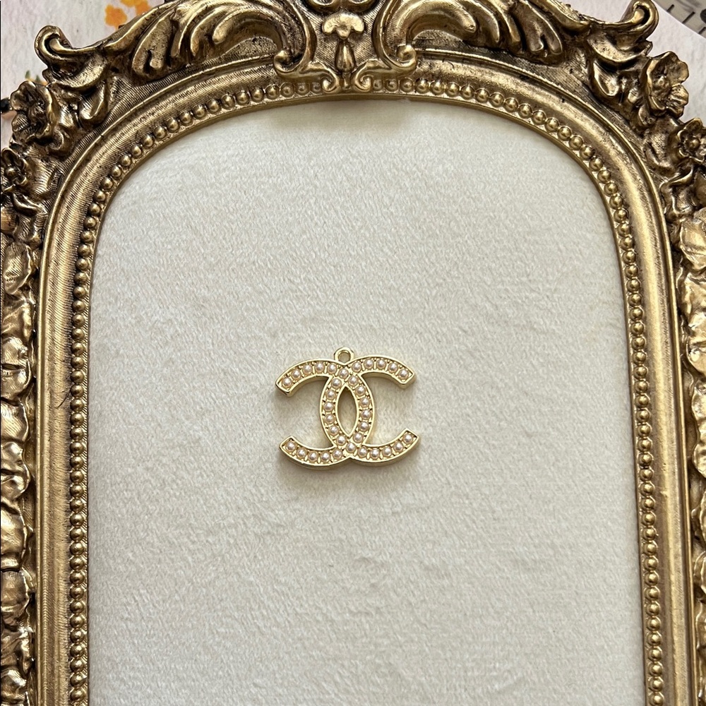 CHANEL Gold pearl zipper pull pendant - Picture 1 of 4